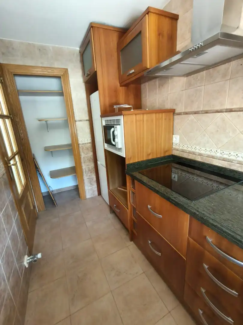 Cuina de Pis de lloguer en Granada amb Aire condicionat, Rentadora i Microones