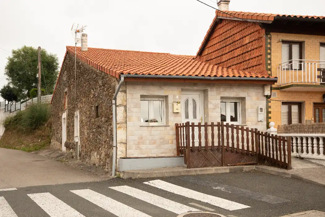 Vista exterior de Casa adosada en venda en Santa Cruz de Bezana amb Moblat