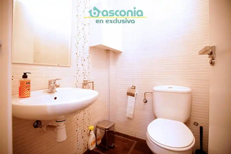 Bathroom of Commercial properties for sale in Basauri   with Air Conditioner, Heating and Furnished