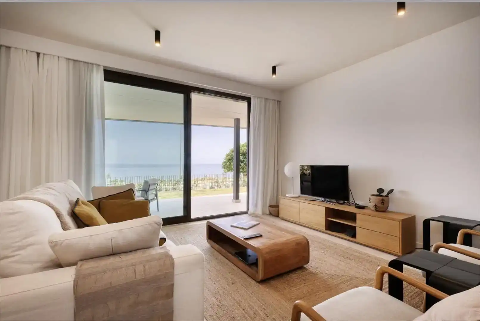 Wohnzimmer von Wohnungen zur Miete in Casares mit Klimaanlage und Schwimmbad
