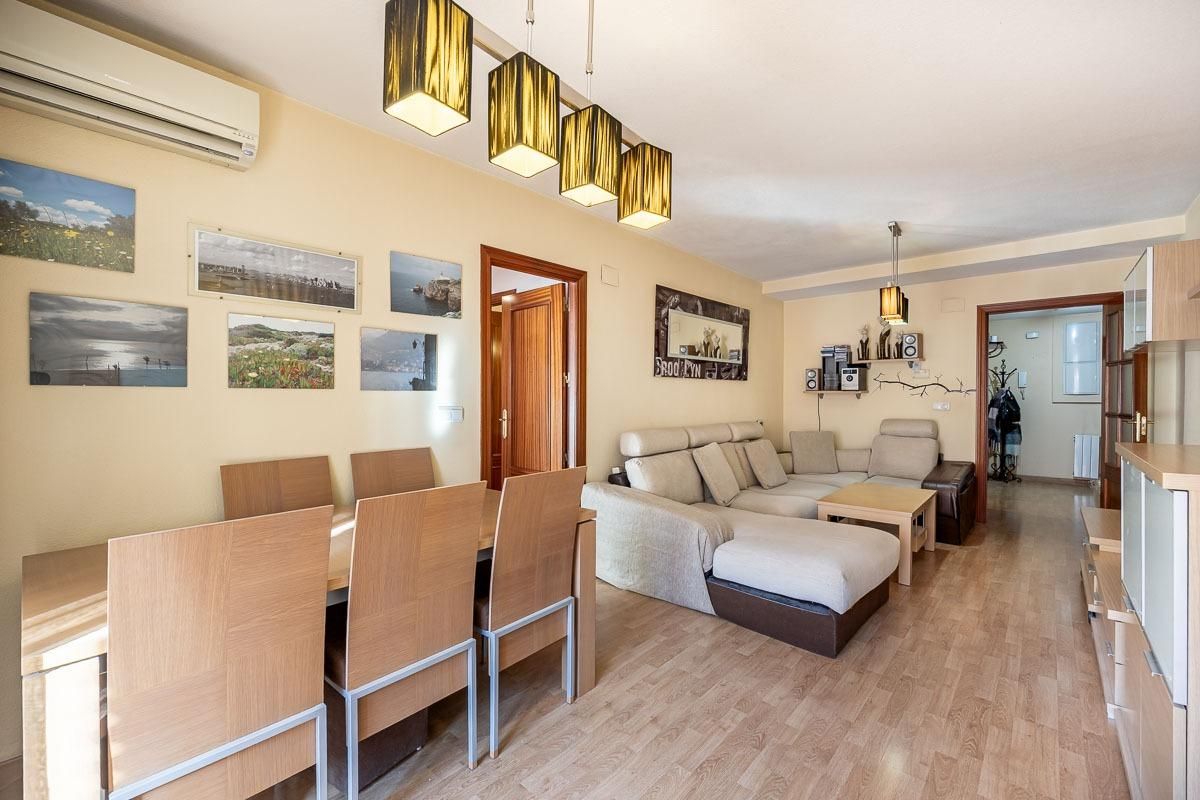 Living room of Flat for sale in  Granada Capital  with Air Conditioner, Heating and Private garden