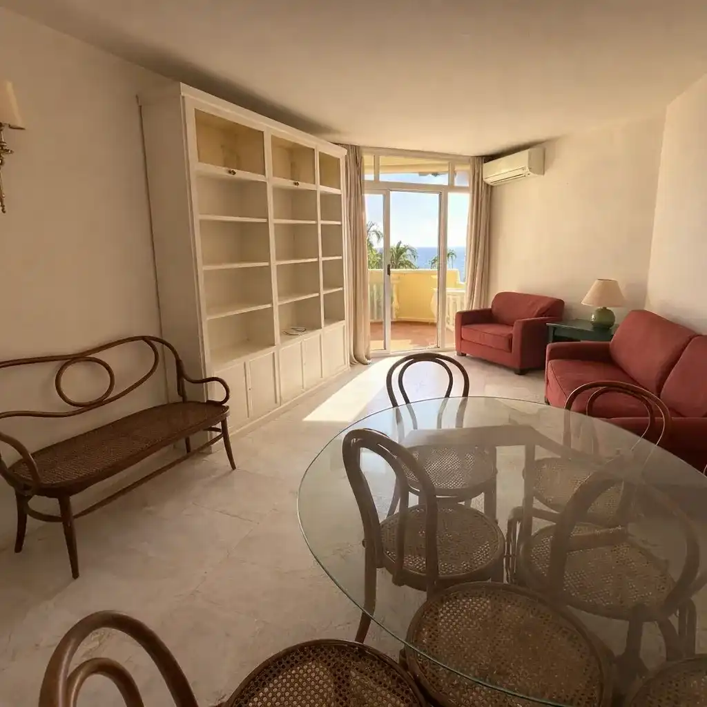 Sala d'estar de Pis en venda en Marbella amb Aire condicionat, Terrassa i Piscina