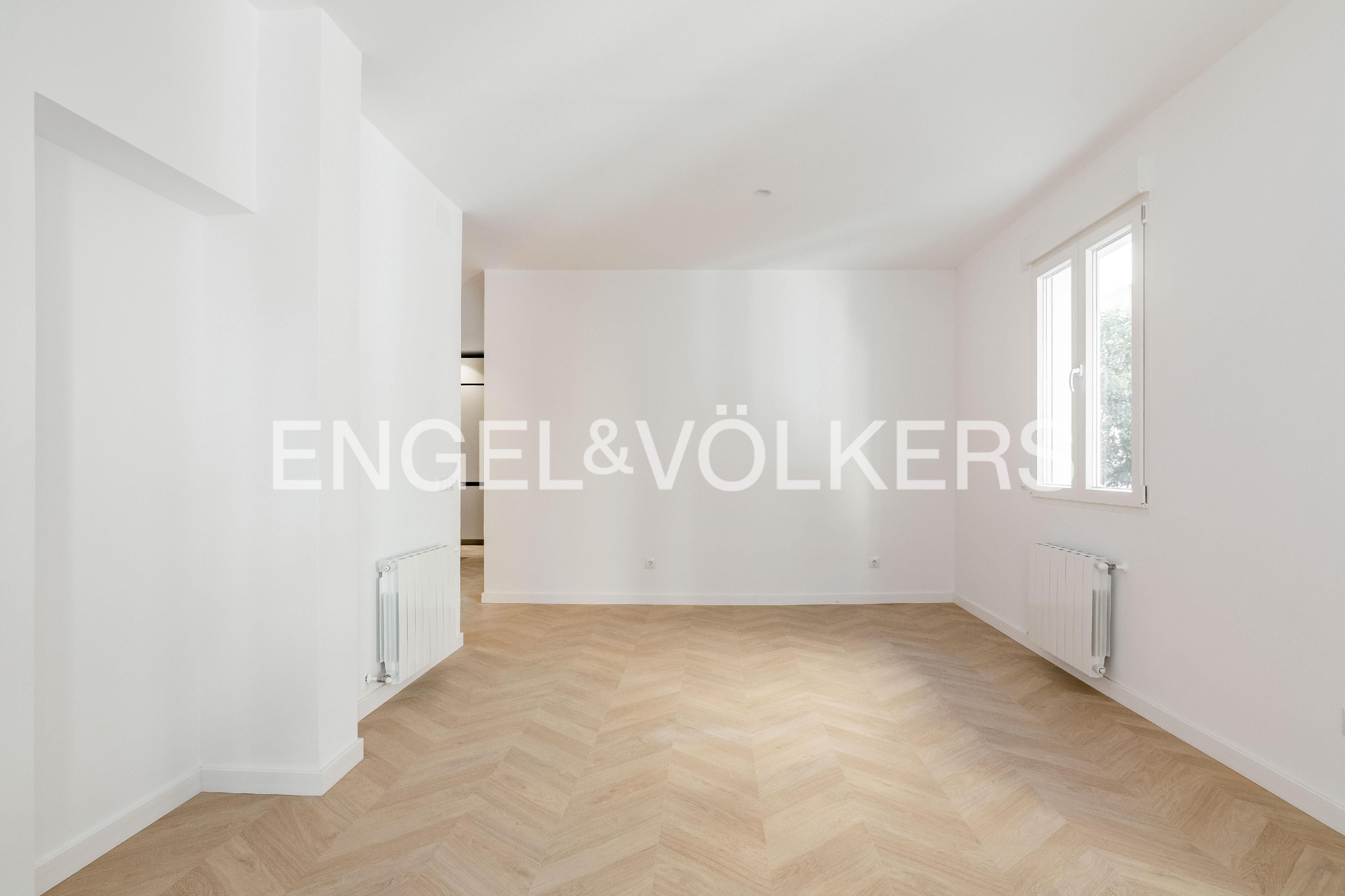 Living room of Apartment for sale in  Madrid Capital  with Air Conditioner, Heating and Balcony