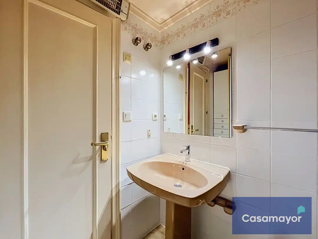 Badezimmer von Wohnung zum Verkauf in Alicante / Alacant mit Klimaanlage, Abstellraum und Balkon