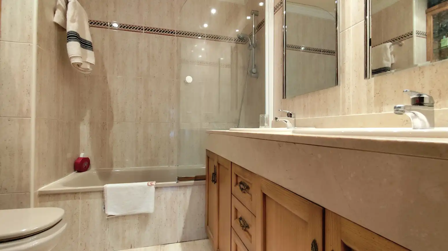 Bathroom of Houses for sale in  Logroño  with Air Conditioner, Heating and Parquet flooring