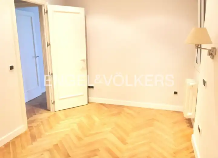 Wohnung zur Miete in Madrid mit Klimaanlage, Heizung und Privatgarten