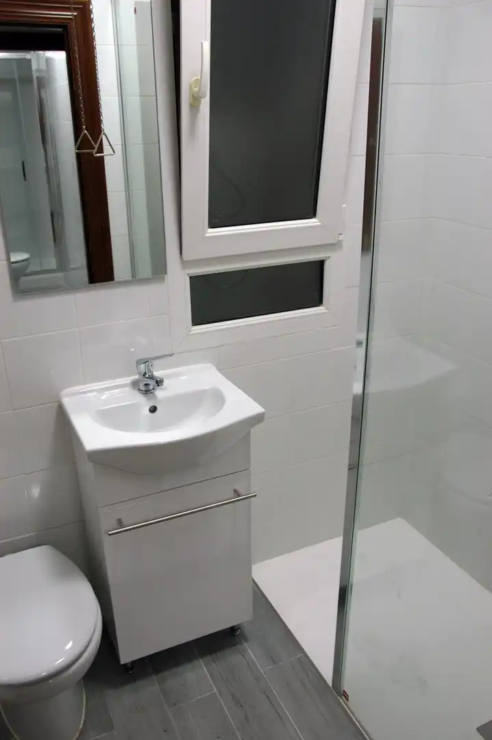 Badezimmer von Wohnung zur Miete in Bilbao  mit Heizung, Parkett und Möbliert