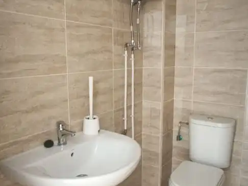 Badezimmer von Büro zum Verkauf in Gines mit Klimaanlage und Heizung