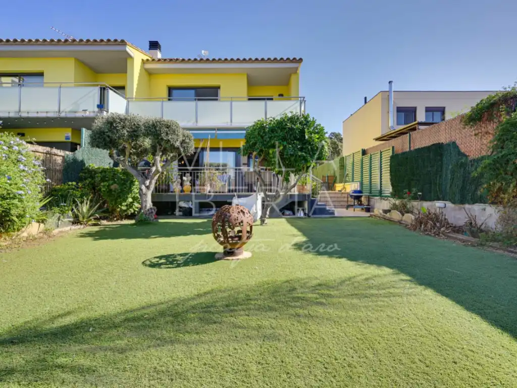 Casa con piscina en venta en Avenida Paisos Catalans 18, imagen 2