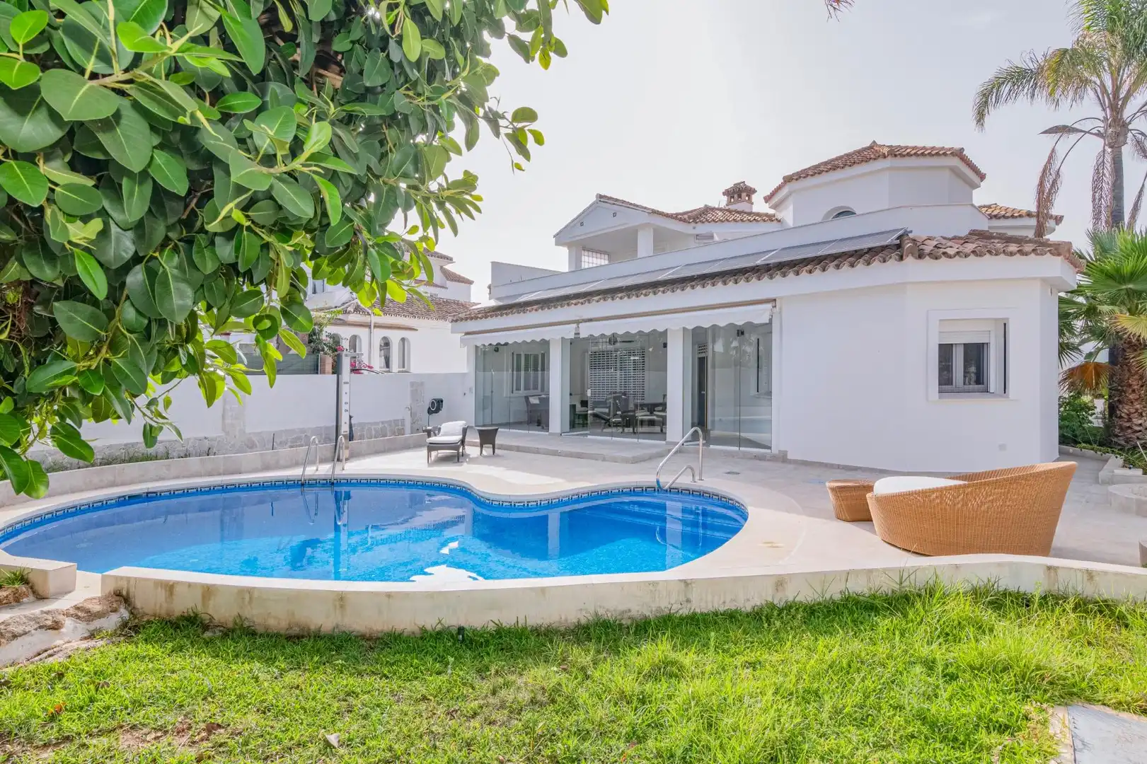 Vista exterior de Casa o xalet en venda en Marbella amb Aire condicionat, Calefacció i Jardí privat