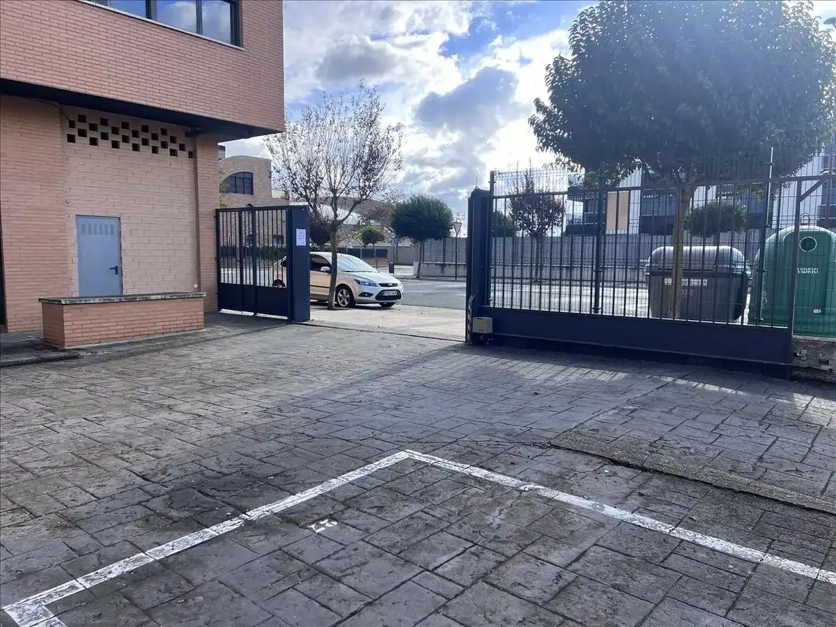 Parcheggio in vendita a Calle Julián Fernández Ollero, imagen 2