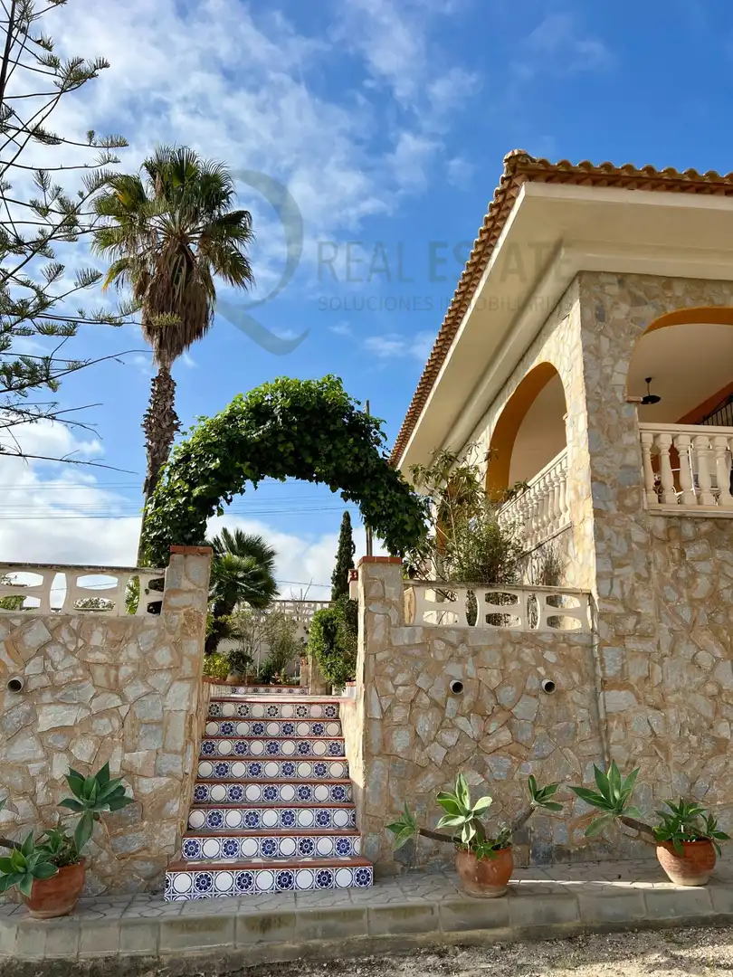 Vista exterior de Casa o xalet en venda en Alicante / Alacant amb Jardí privat, Terrassa i Traster