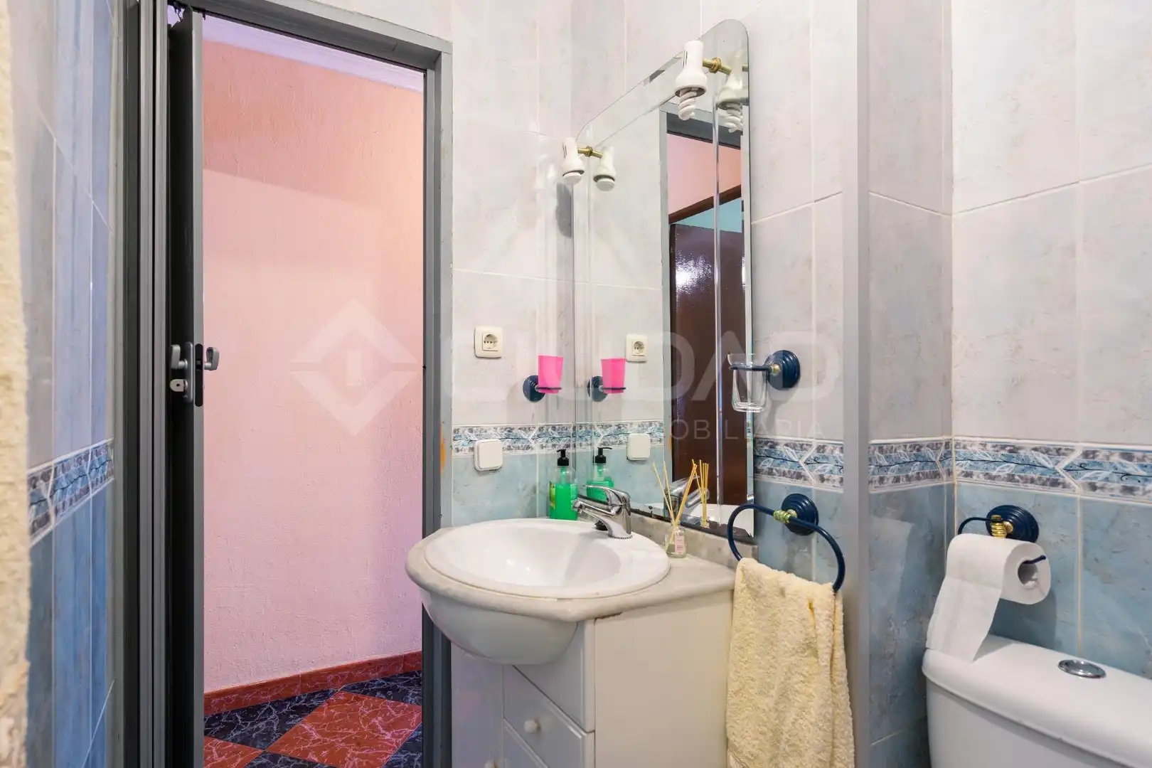 Bathroom of Flat for sale in Sevilla  with Air Conditioner