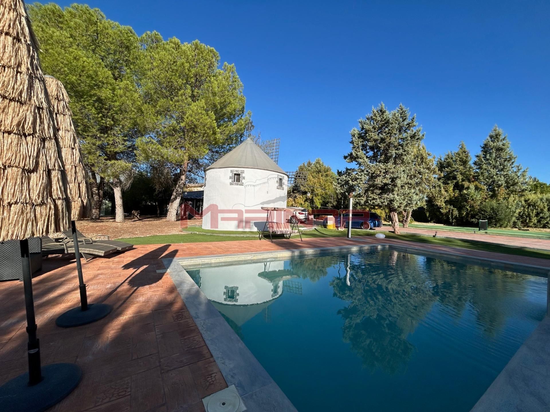 Piscina de Casa o xalet en venda en Colmenar de Oreja amb Aire condicionat, Calefacció i Jardí privat