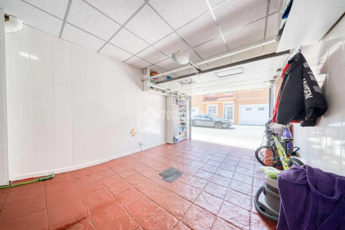 Parking de Casa adosada en venta en Aldeamayor de San Martín con Calefacción y Jardín privado