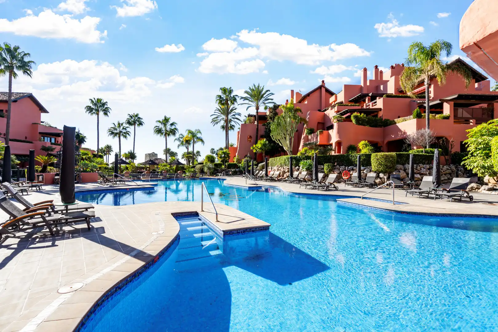 Vista exterior de Planta baja en venta en Estepona con Aire acondicionado, Calefacción y Terraza