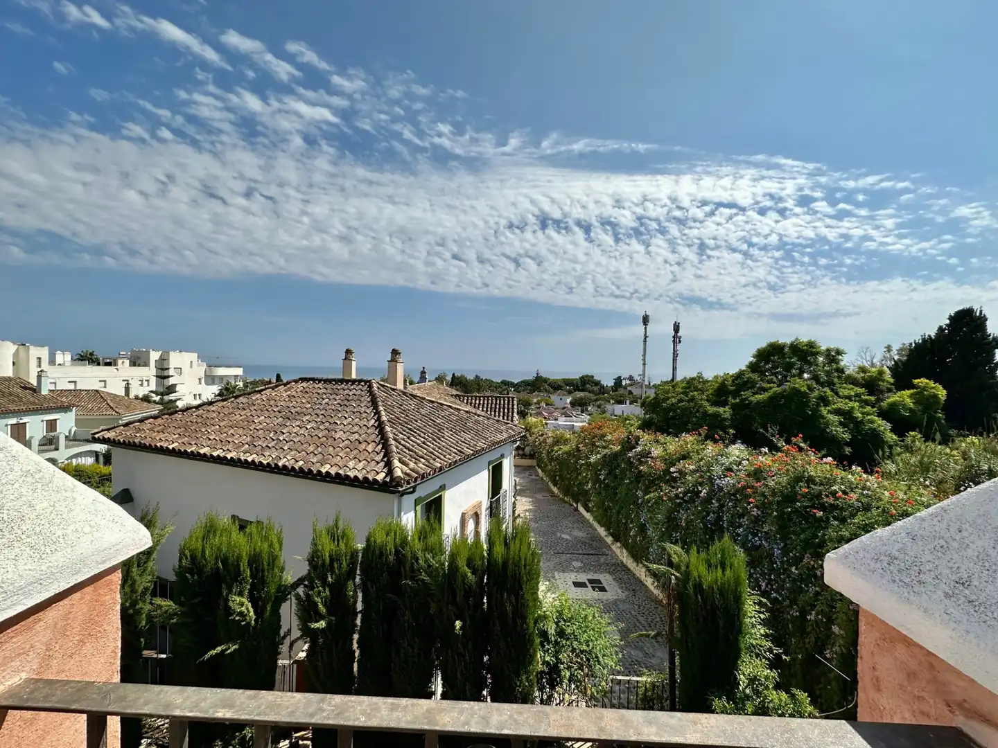 Außenansicht von Einfamilien-Reihenhaus zum Verkauf in Marbella mit Klimaanlage, Privatgarten und Terrasse