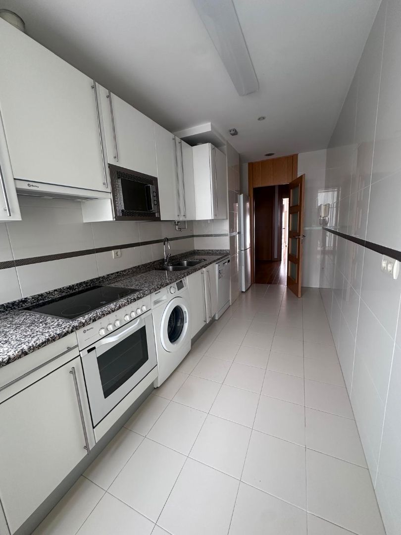 Cocina de Piso de alquiler en Burgos Capital con Calefacción, Jardín privado y Terraza