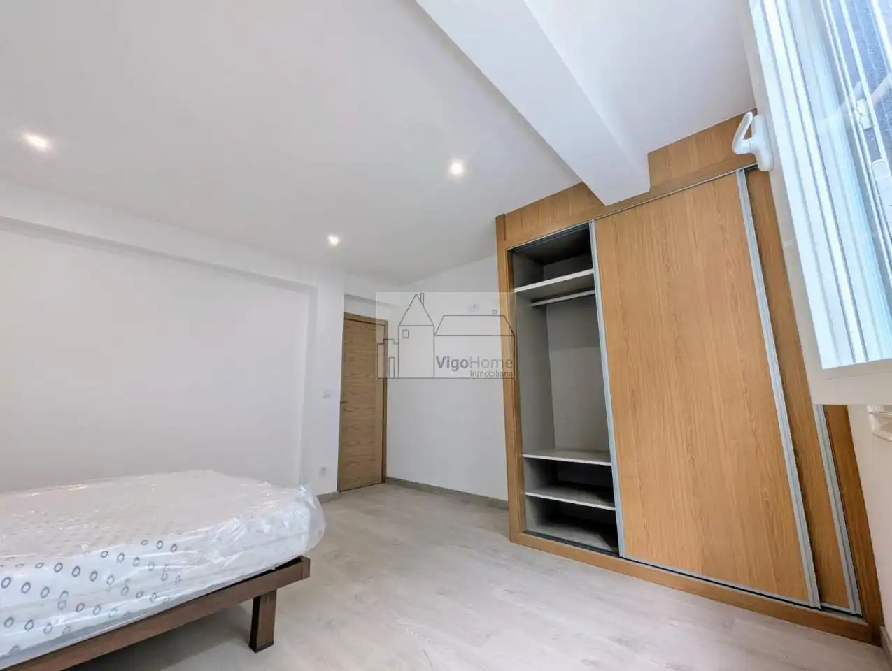 Habitación de Piso de alquiler en Vigo  con Calefacción, Terraza y Amueblado