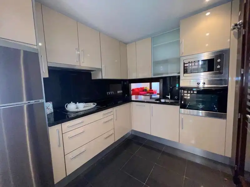 Cocina de Piso de alquiler en Estepona con Jardín privado, Terraza y Amueblado
