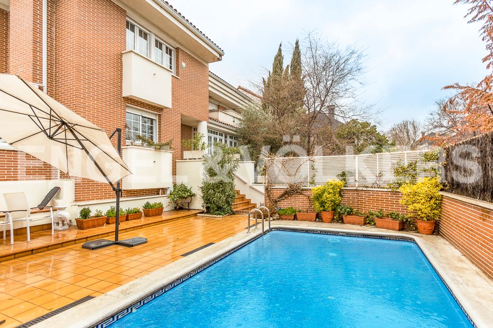 Exterior view of House or chalet for sale in  Madrid Capital  with Air Conditioner, Heating and Private garden