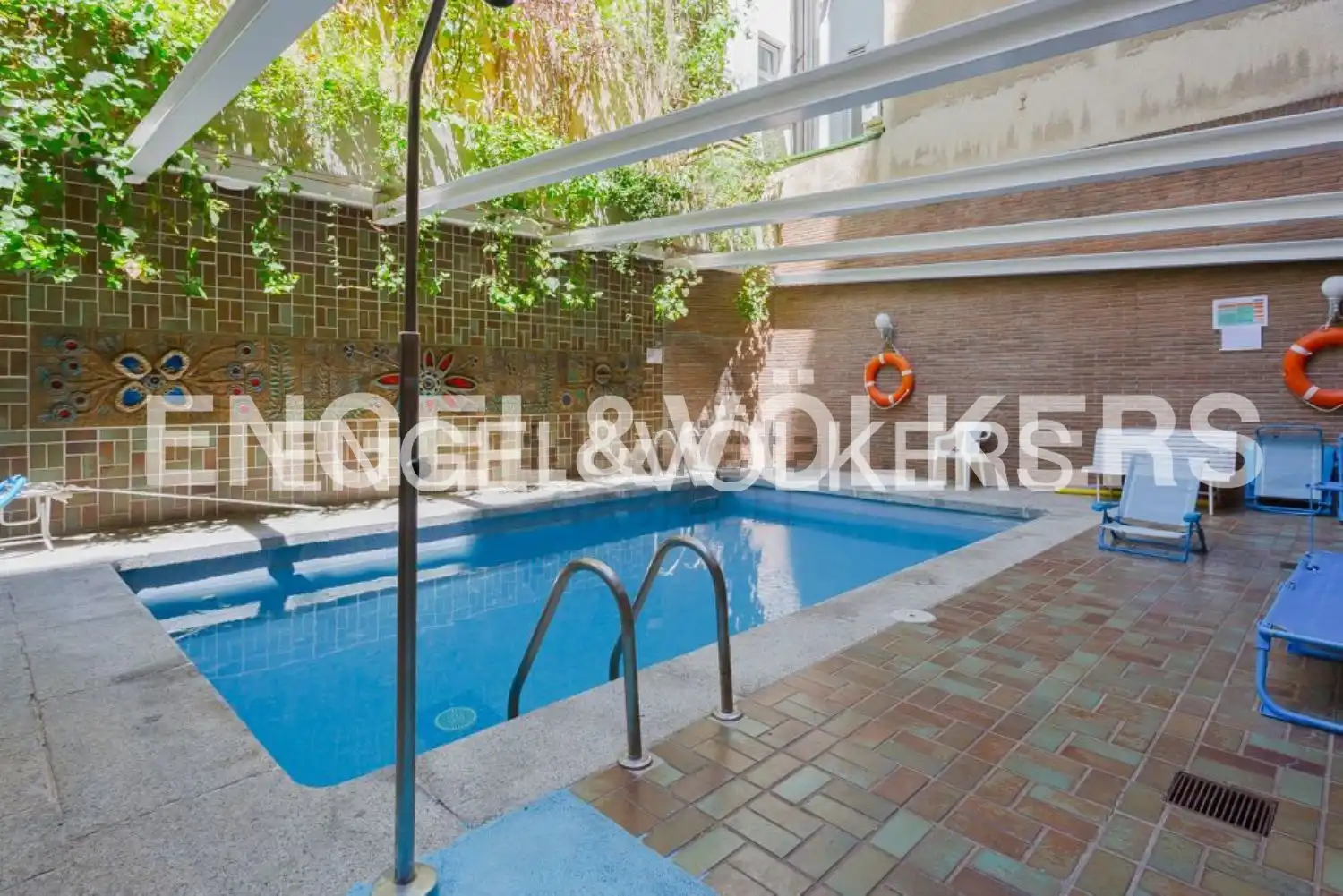 Piscina de Apartament de lloguer en Madrid amb Aire condicionat, Calefacció i Jardí privat