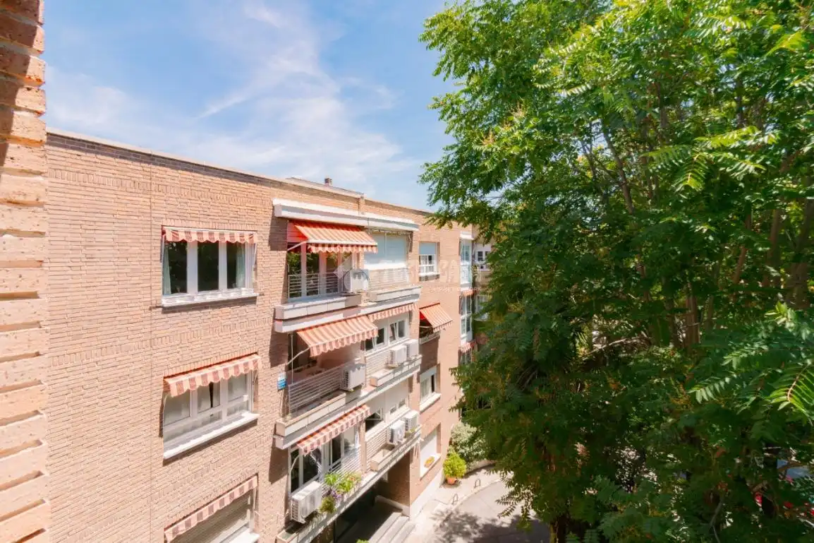 Vista exterior de Piso en venta en Madrid con Calefacción, Parquet y Terraza