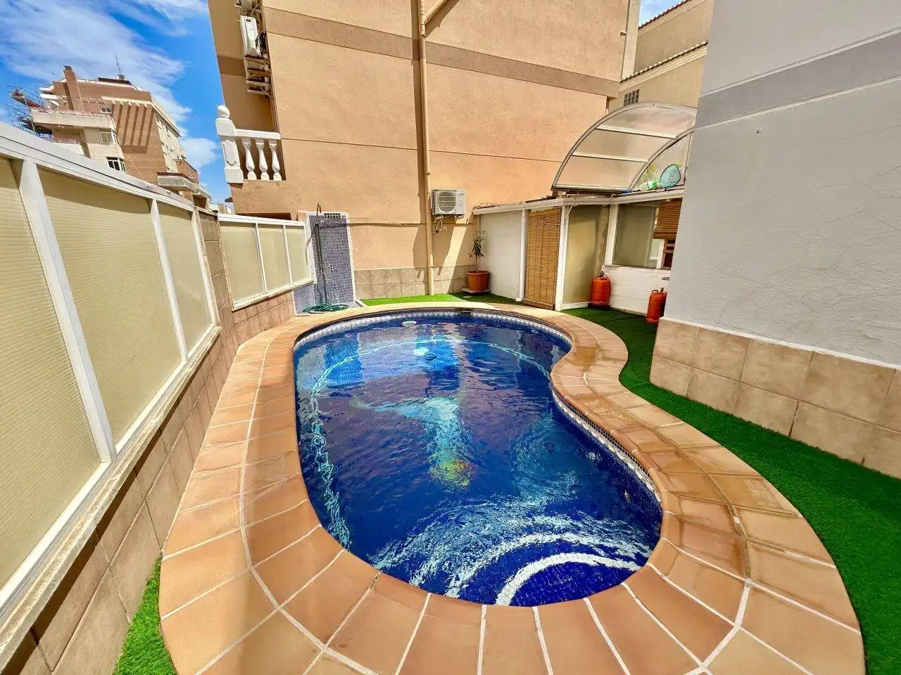 Piscina de Casa adosada en venda en Oliva amb Aire condicionat, Calefacció i Jardí privat