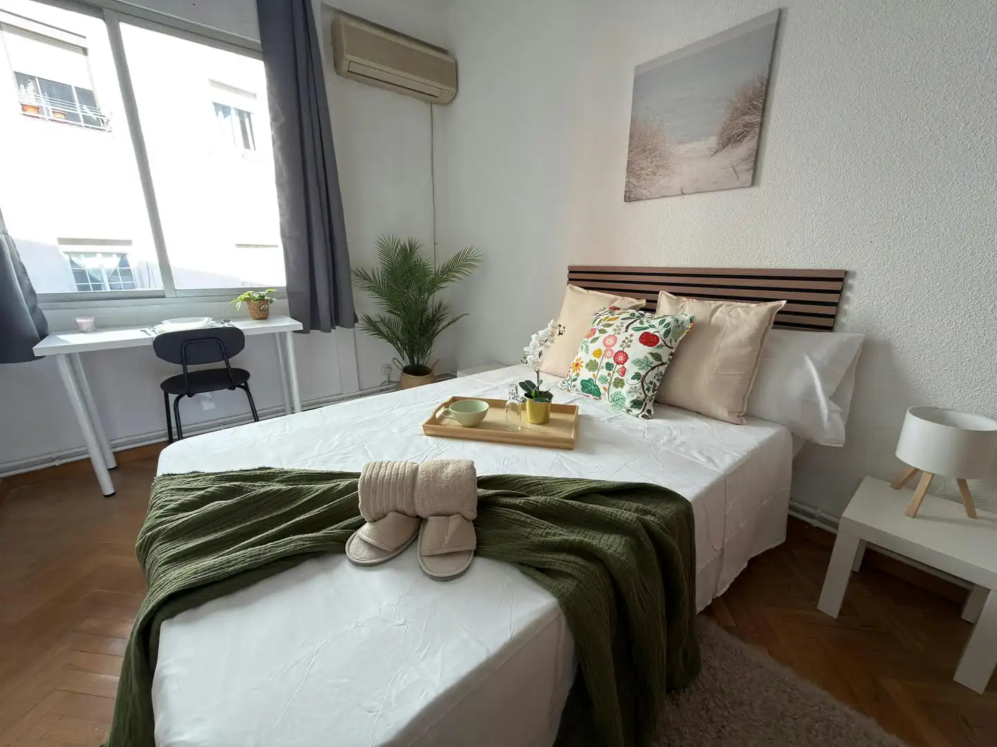 Bedroom of Flat for share in Madrid  with Air Conditioner, Heating and Washing machine