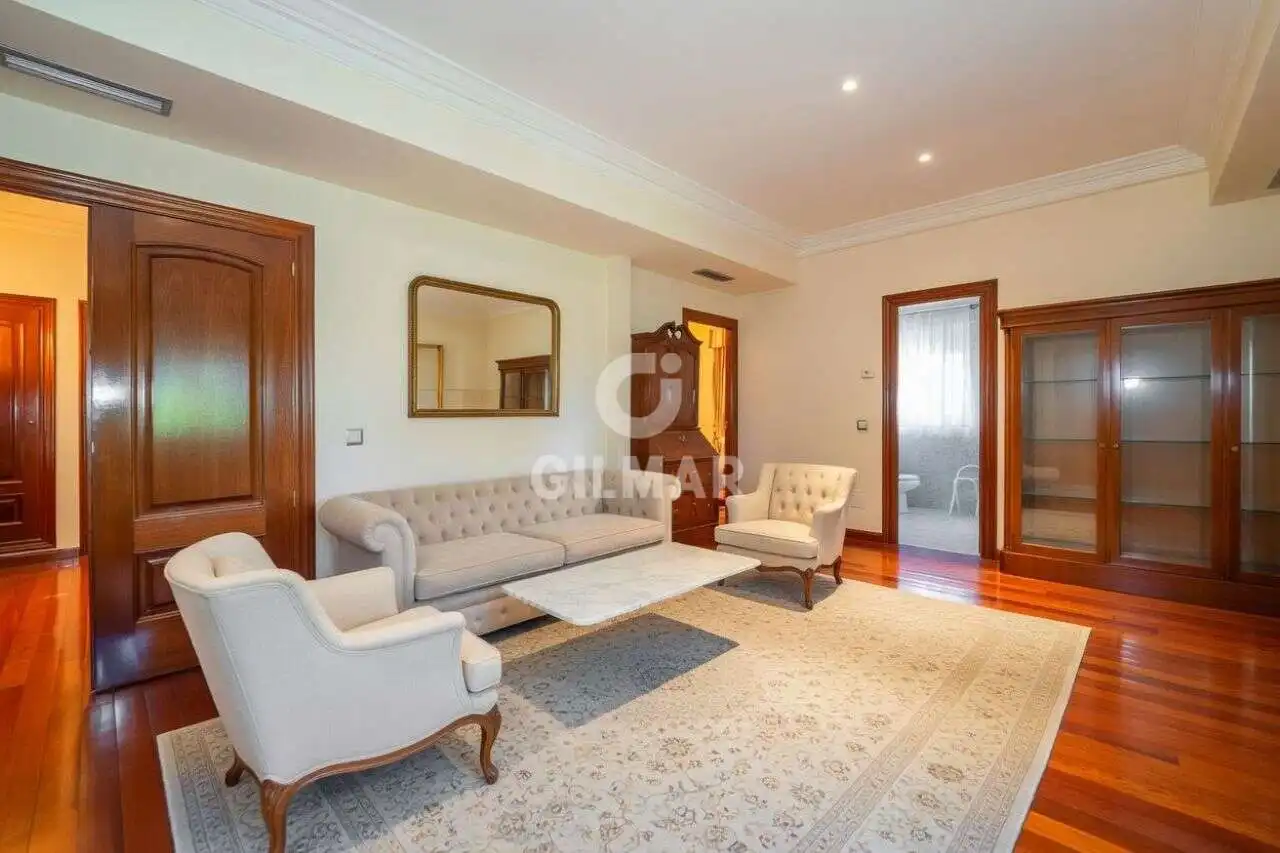 Sala d'estar de Casa o xalet en venda en Madrid amb Calefacció, Jardí privat i Piscina