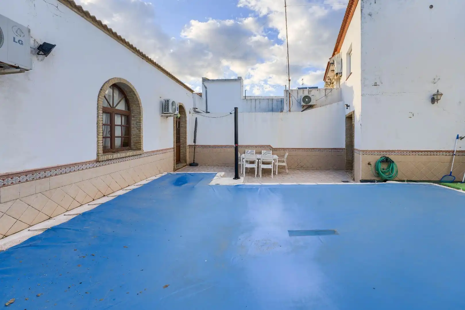 Vista exterior de Casa adosada en venta en La Palma del Condado con Aire acondicionado, Calefacción y Terraza