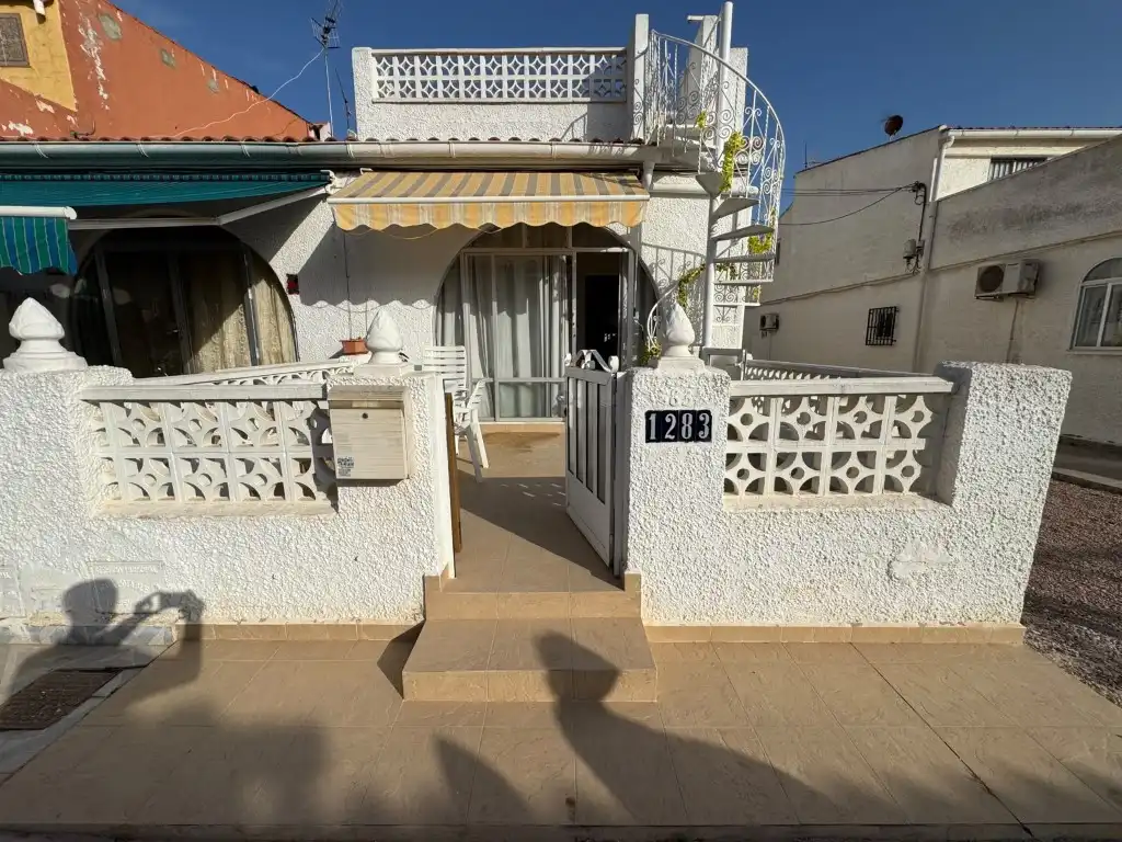 Vista exterior de Casa o xalet en venda en Zona Carrefour - Urbanizaciones