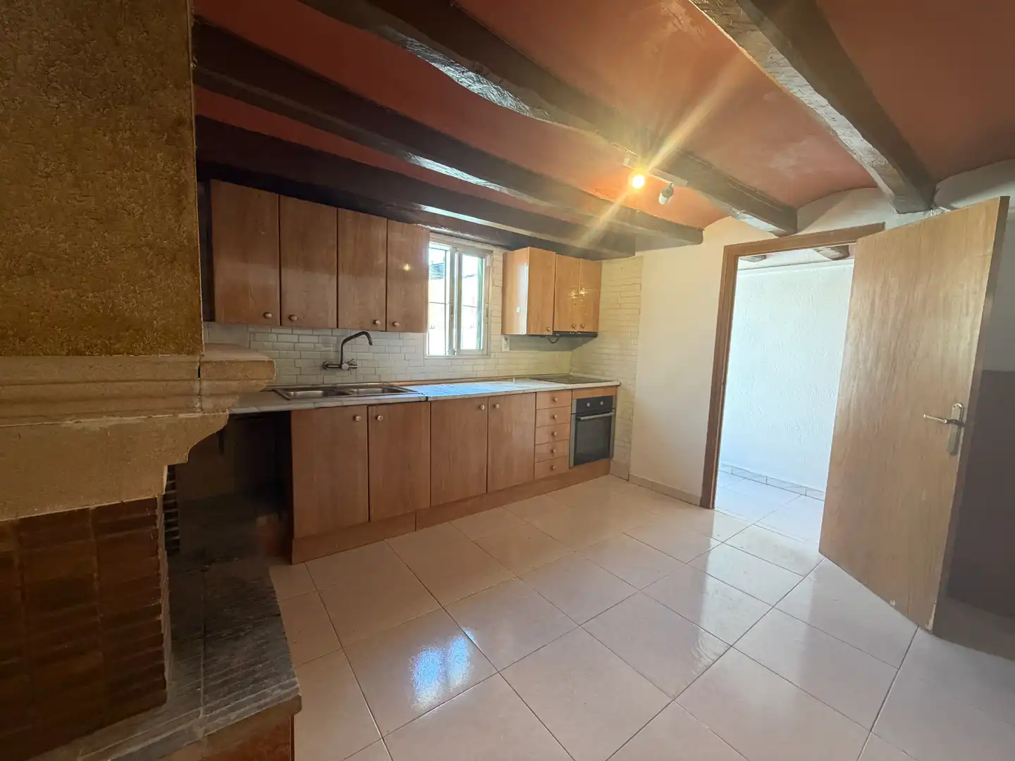 Küche von Einfamilien-Reihenhaus zum Verkauf in Santa Margarida I Els Monjos mit Heizung, Terrasse und Ofen