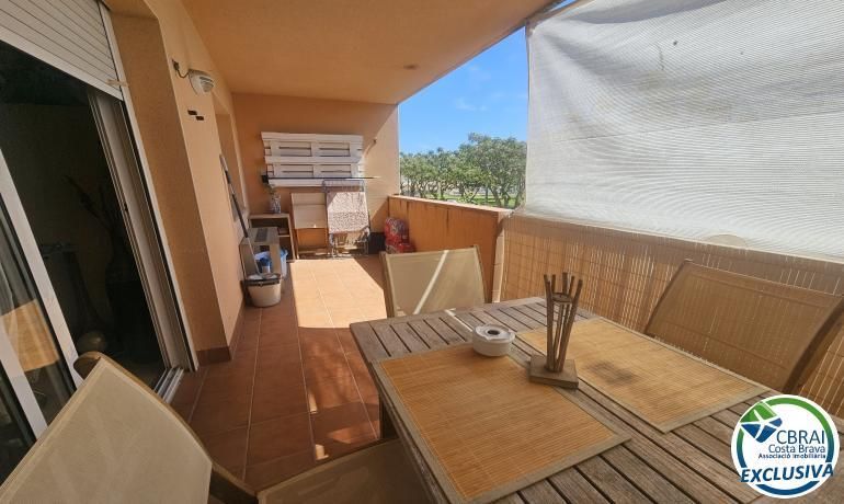 Terrasse von Wohnung zum Verkauf in Empuriabrava mit Heizung, Privatgarten und Terrasse