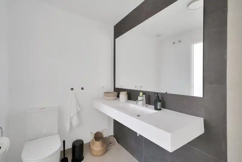 Baño de Casa adosada de alquiler en Estepona con Aire acondicionado, Jardín privado y Terraza