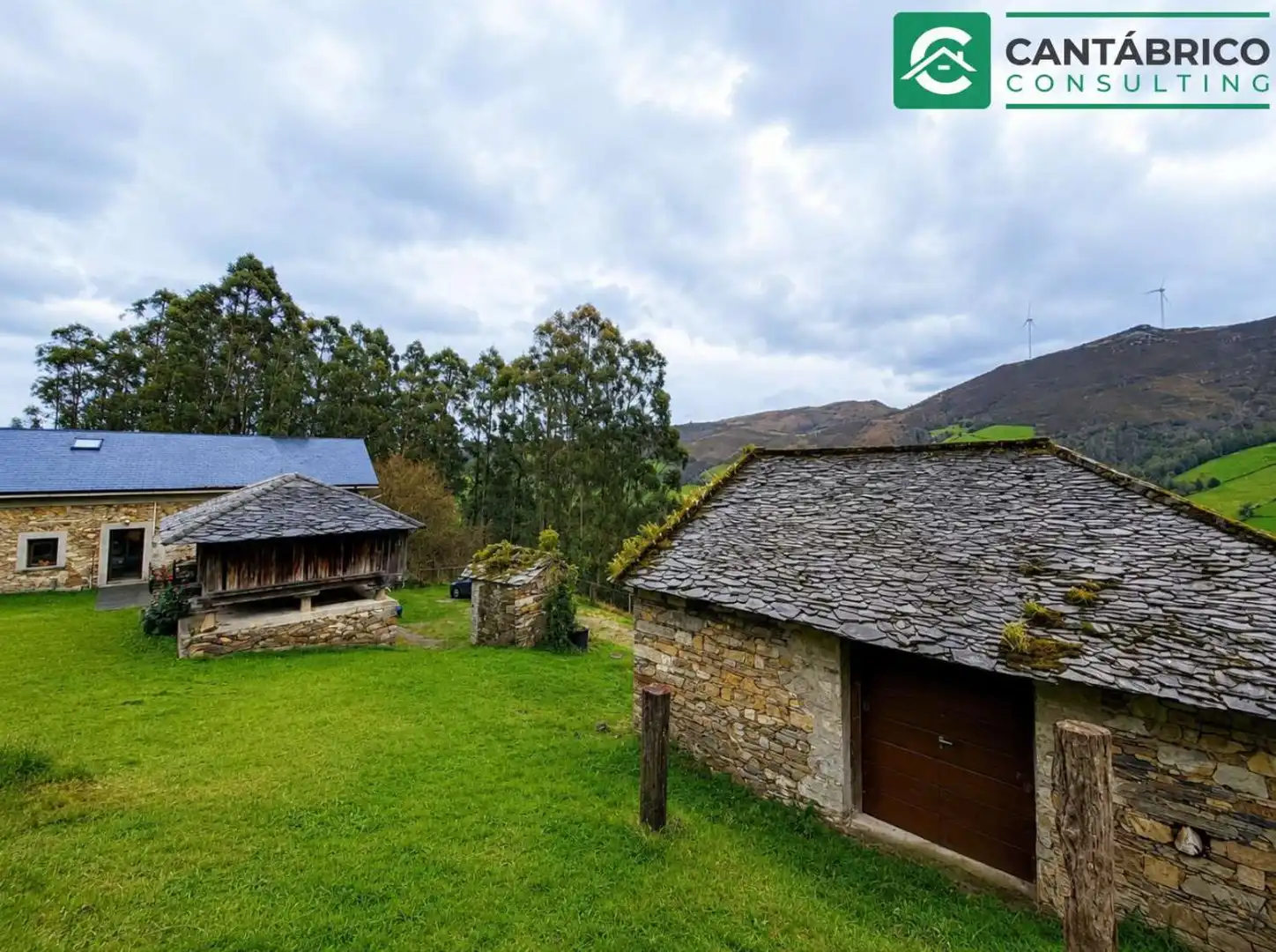 Außenansicht von Haus oder Chalet zum Verkauf in Navia mit Heizung, Terrasse und Möbliert