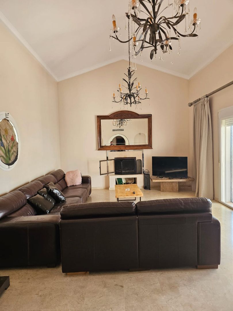 Sala d'estar de Casa o xalet de lloguer en Estepona amb Terrassa, Piscina i Moblat