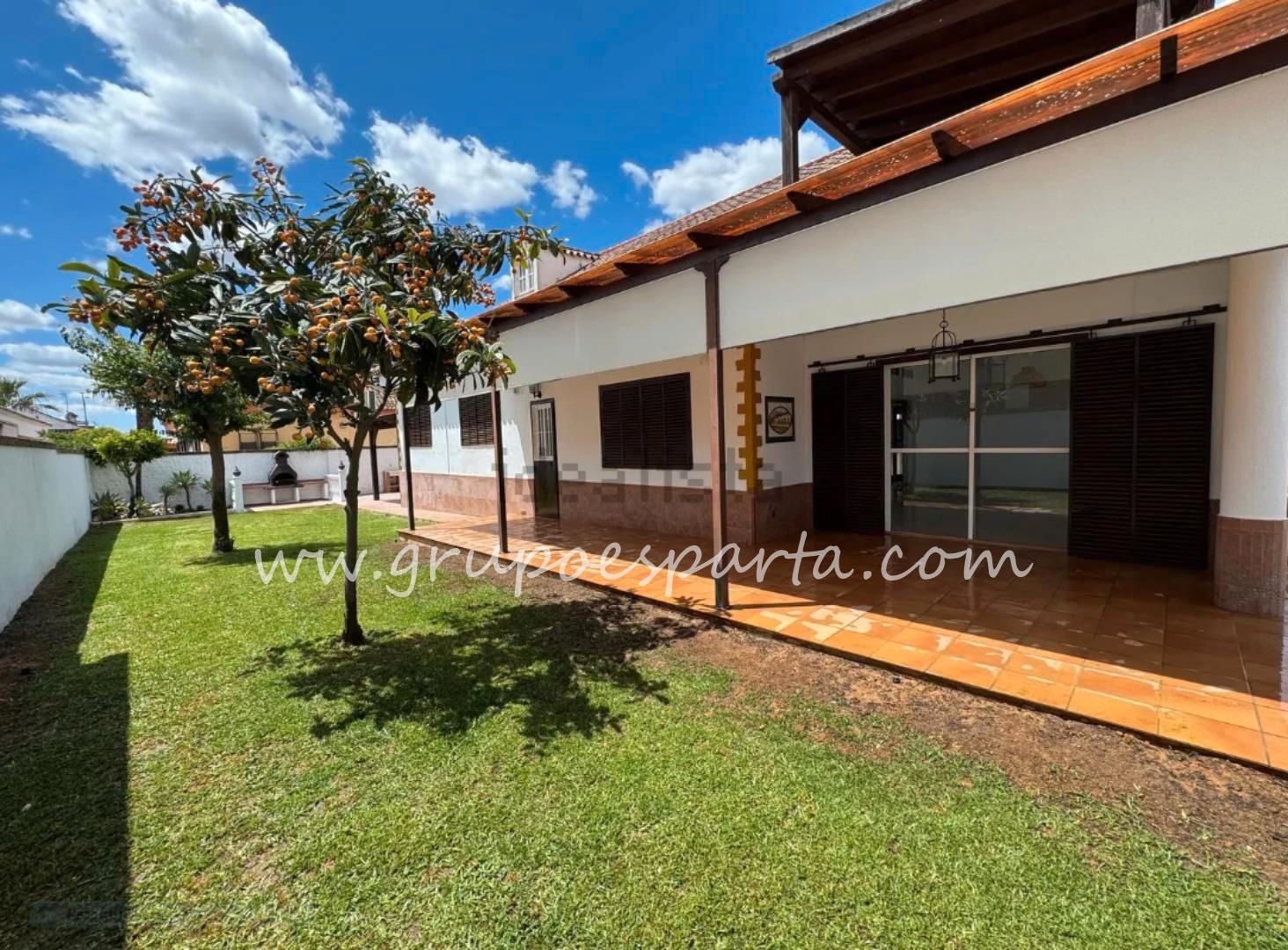 Vista exterior de Casa o xalet de lloguer en Espartinas amb Aire condicionat, Jardí privat i Terrassa