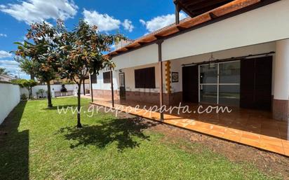 Vista exterior de Casa o xalet de lloguer en Espartinas amb Aire condicionat, Jardí privat i Terrassa