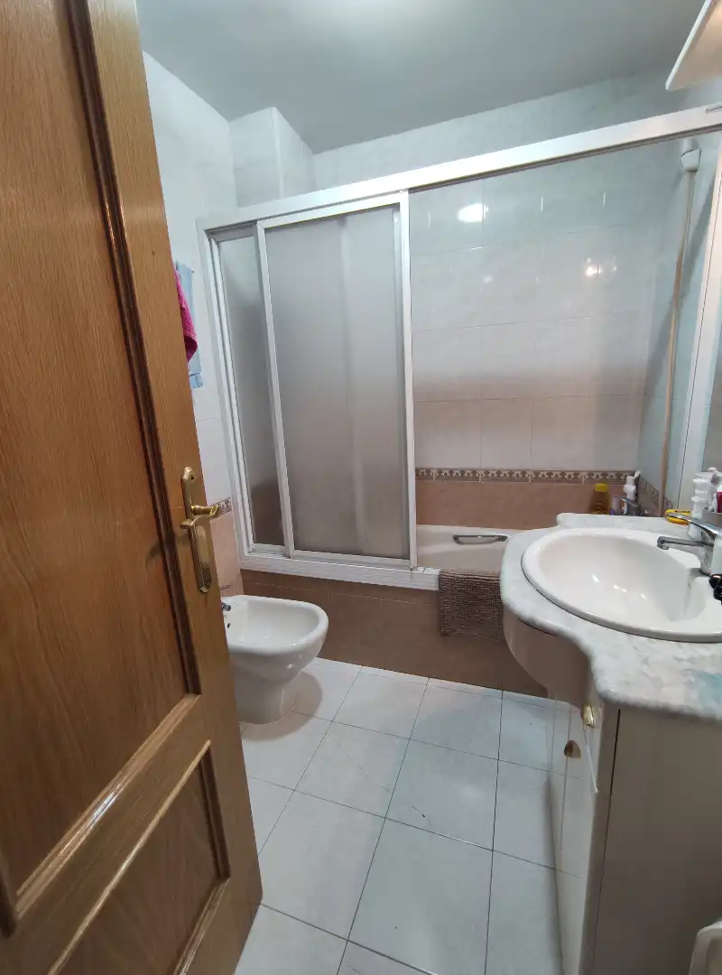 Badezimmer von Wohnung zur Miete in Ciudad Real mit Möbliert