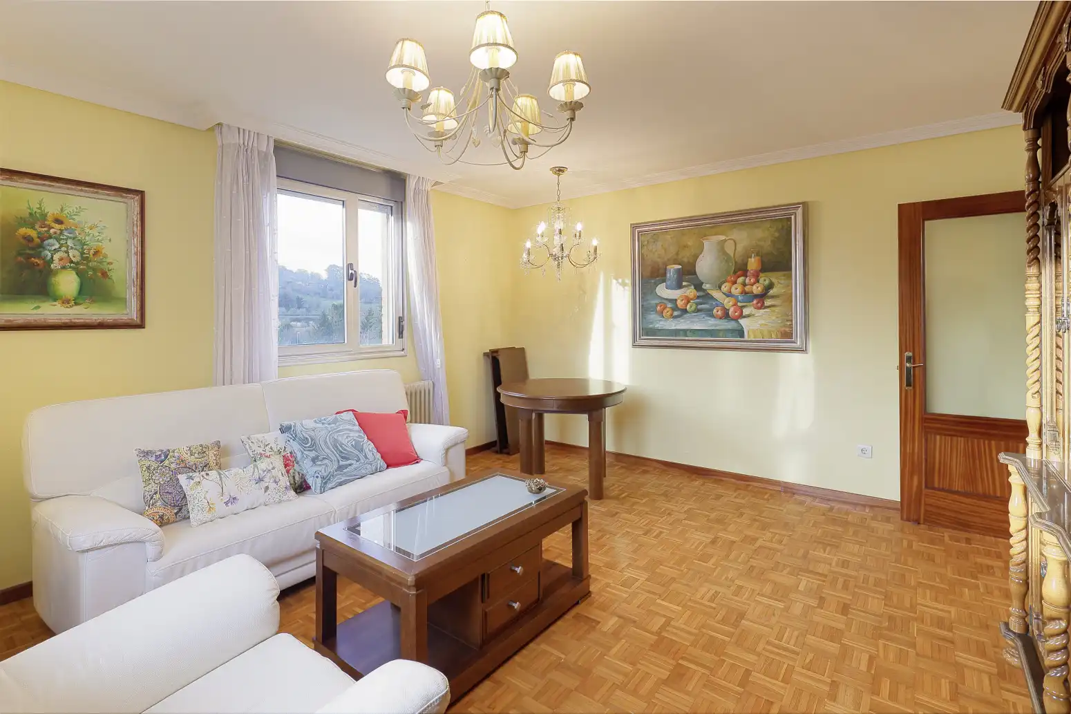 Sala d'estar de Pis en venda en Oviedo  amb Calefacció, Parquet i Traster