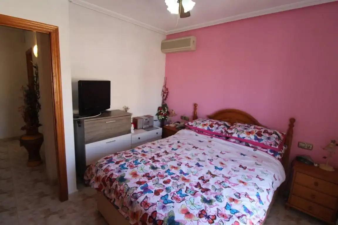 Dormitori de Casa adosada en venda en Orihuela amb Jardí privat, Terrassa i Moblat