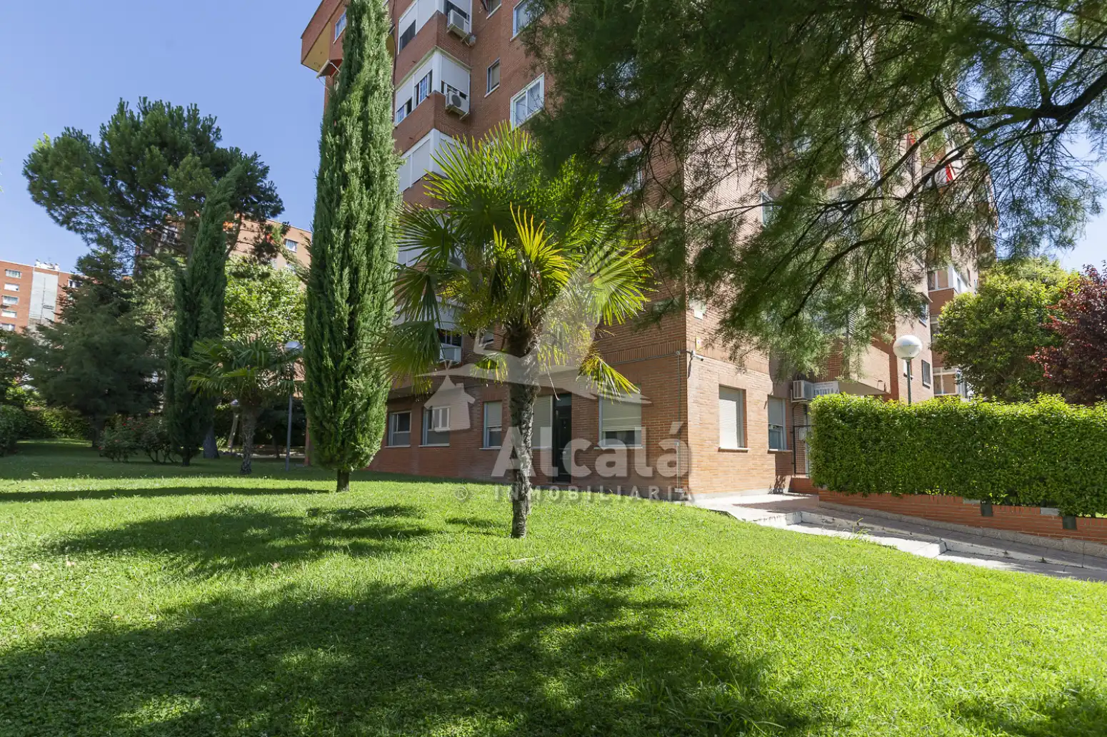 Vista exterior de Piso en venta en Madrid con Calefacción, Jardín privado y Piscina