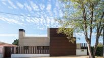 Vista exterior de Casa o xalet en venda en Oleiros amb Terrassa, Piscina i Balcó