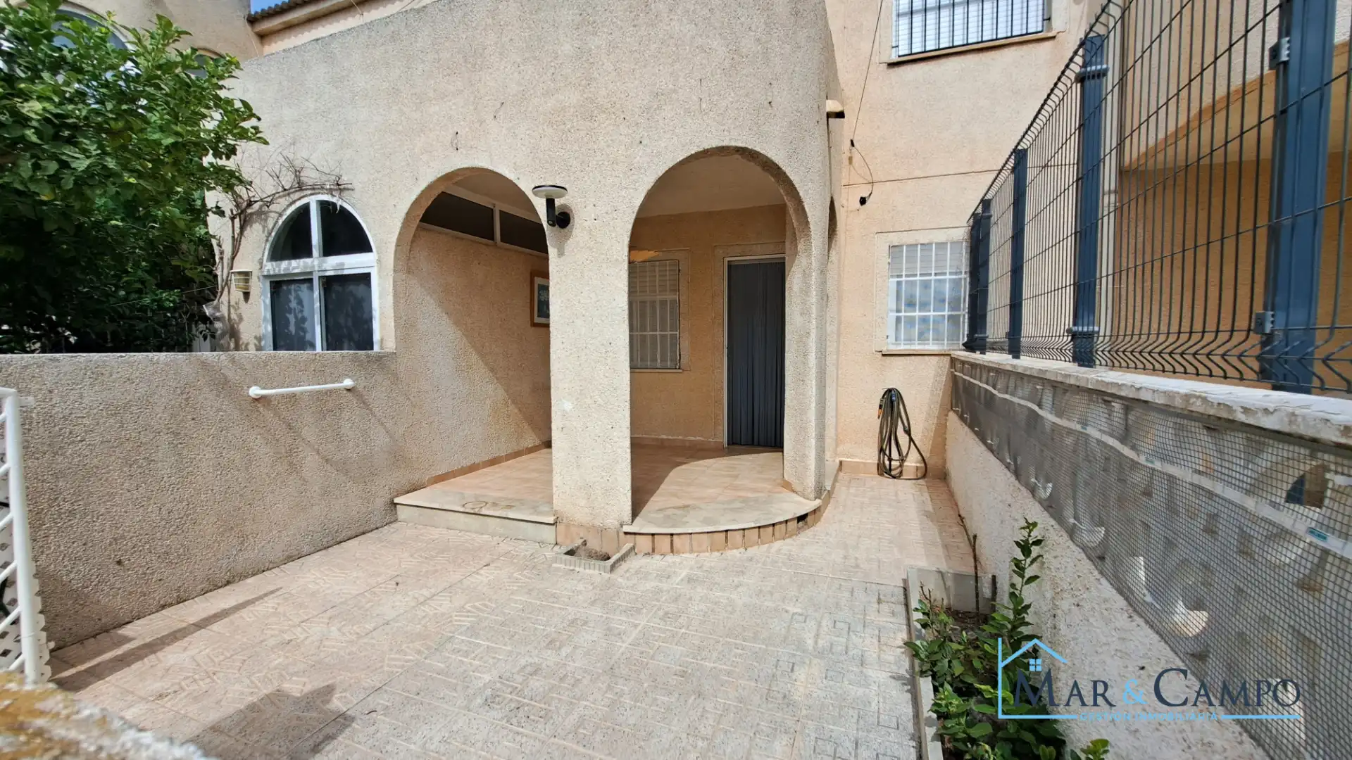 Vista exterior de Casa o xalet en venda en Los Alcázares amb Jardí privat i Moblat