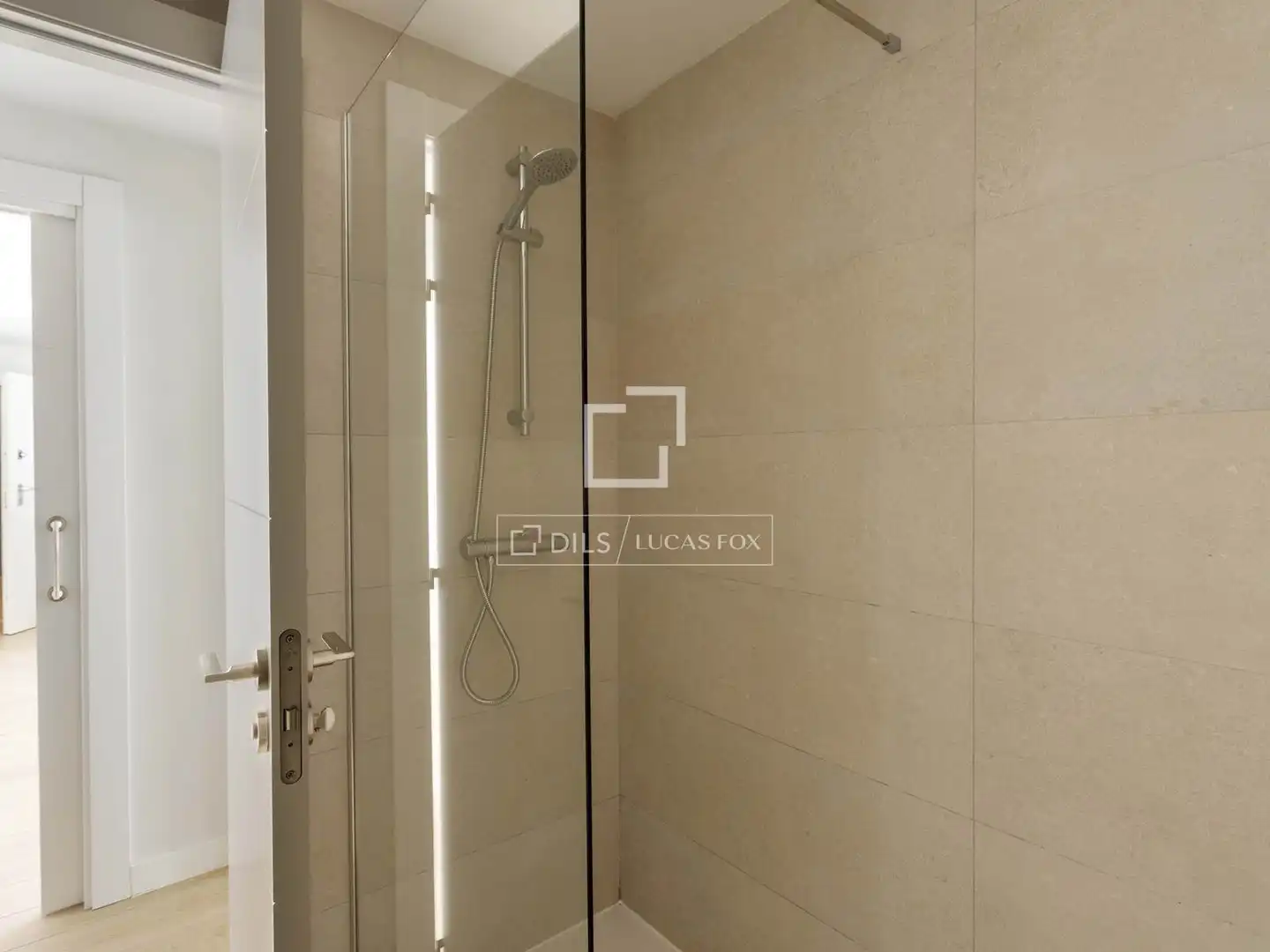 Bathroom of Flat for rent in Madrid  with Air Conditioner, Heating and Parquet flooring