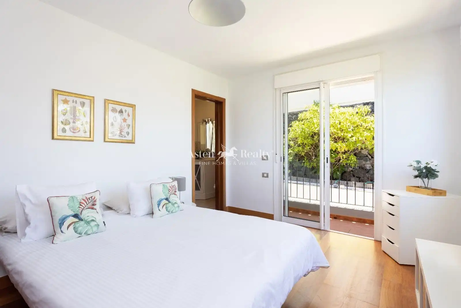 Houses for sale in De La Lancha, Playa Jardín