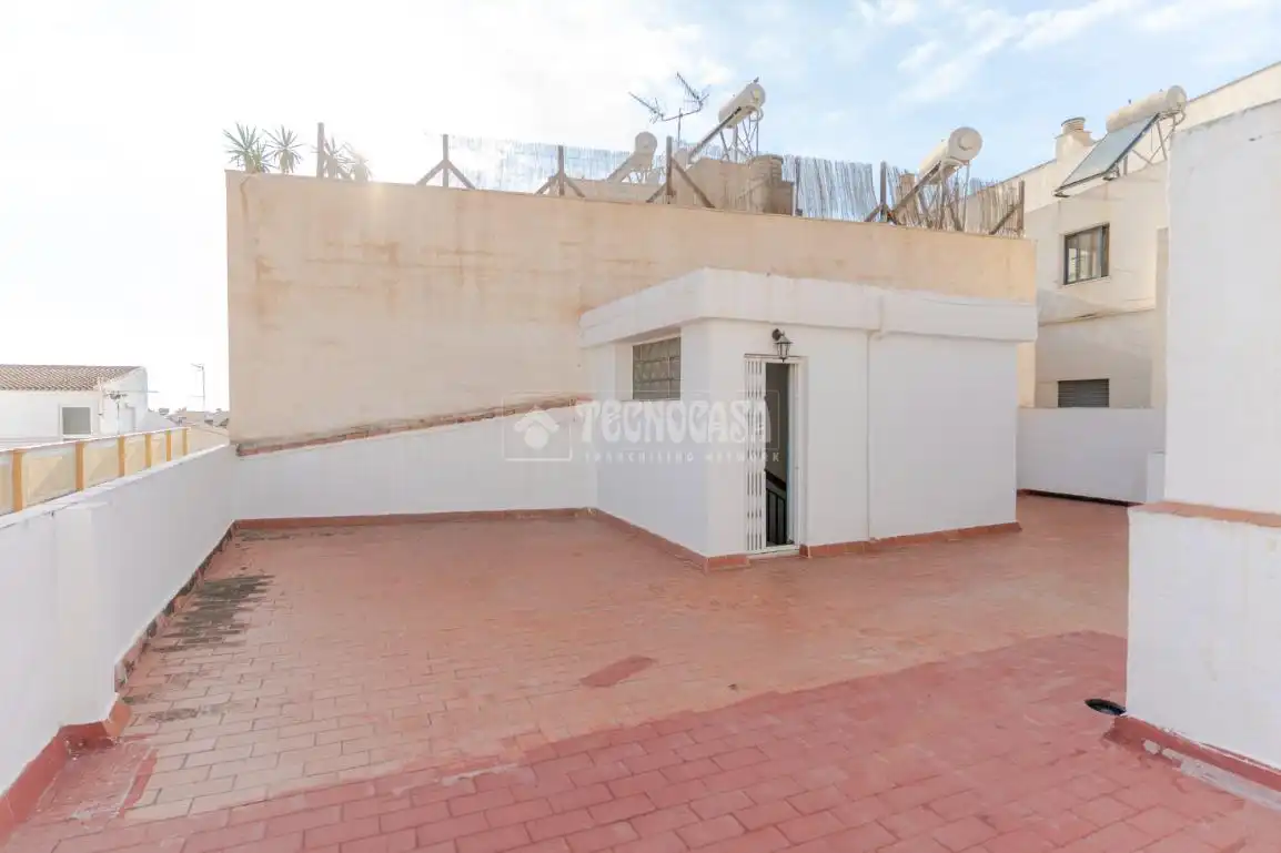 Vista exterior de Casa adosada en venda en Motril amb Aire condicionat