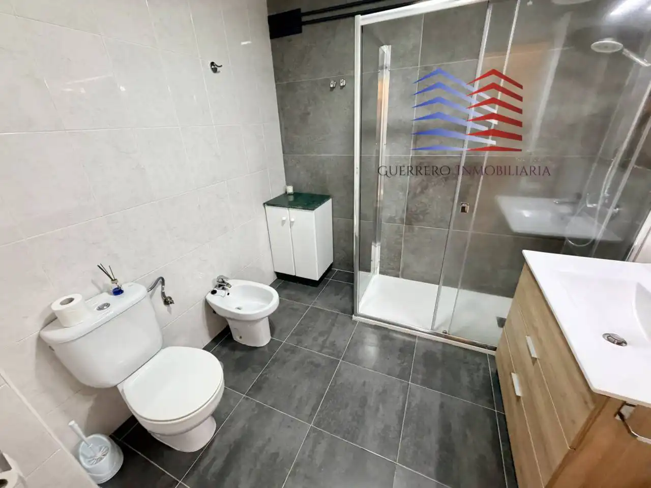 Baño de Piso de alquiler en Ourense Capital  con Calefacción, Parquet y Alarma