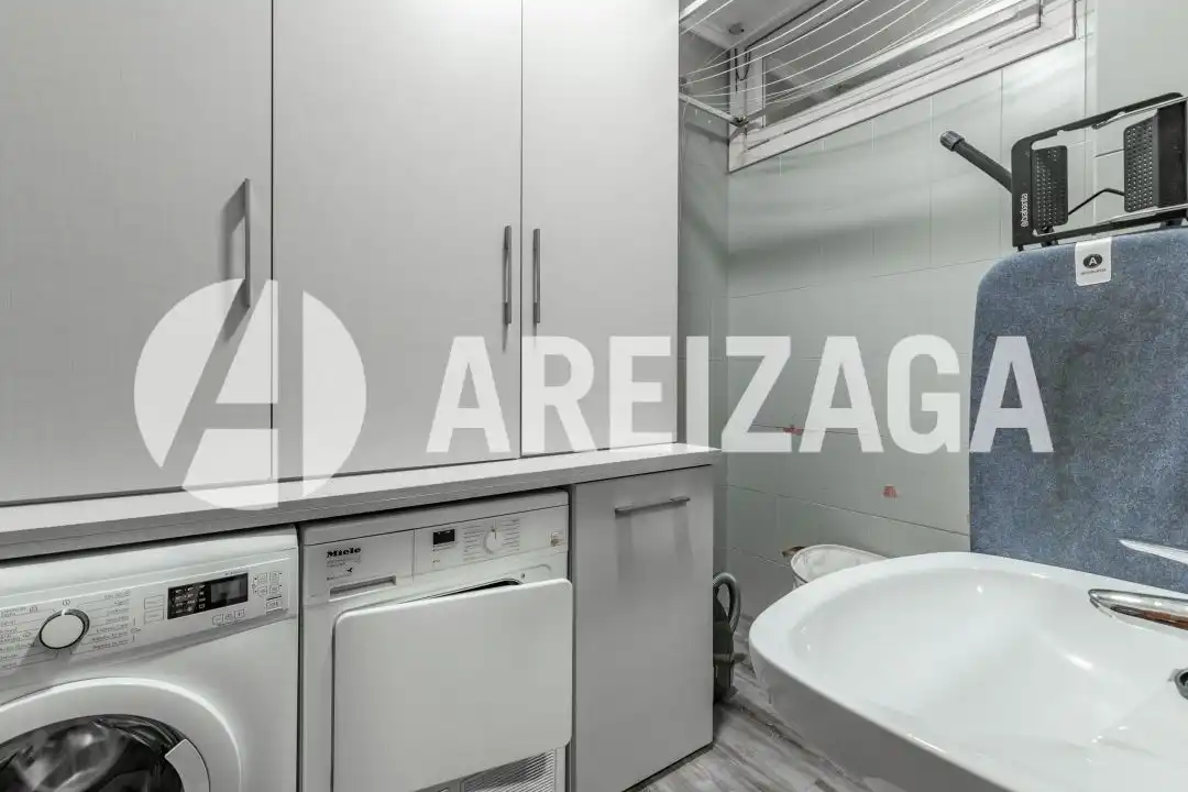 Baño de Piso en venta en Donostia - San Sebastián  con Calefacción, Terraza y Balcón